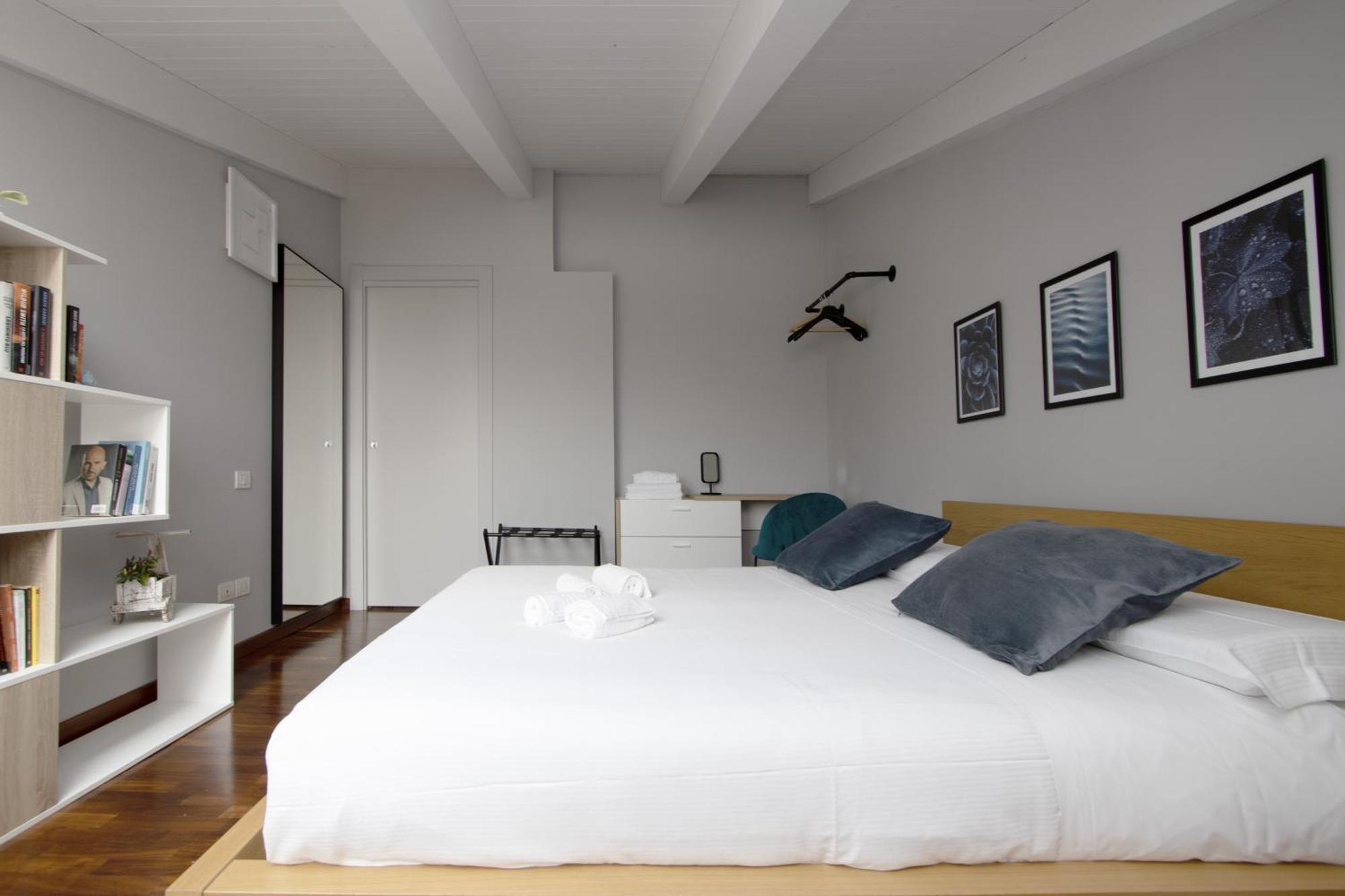 Penthouse With Patio & 2 Baths, 10 Min To Duomo — Photos 2